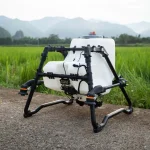 DJI LS100 Dualer Sprühsystem Kit von seitlich steht vor Feld