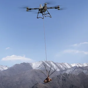DJI T100 Drohne transportiert Jungbaum mit Hebesystem Kit - Produktbild schräg
