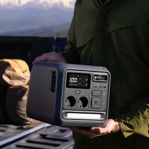 Tragbare DJI Power 1000 mini wird gehalten