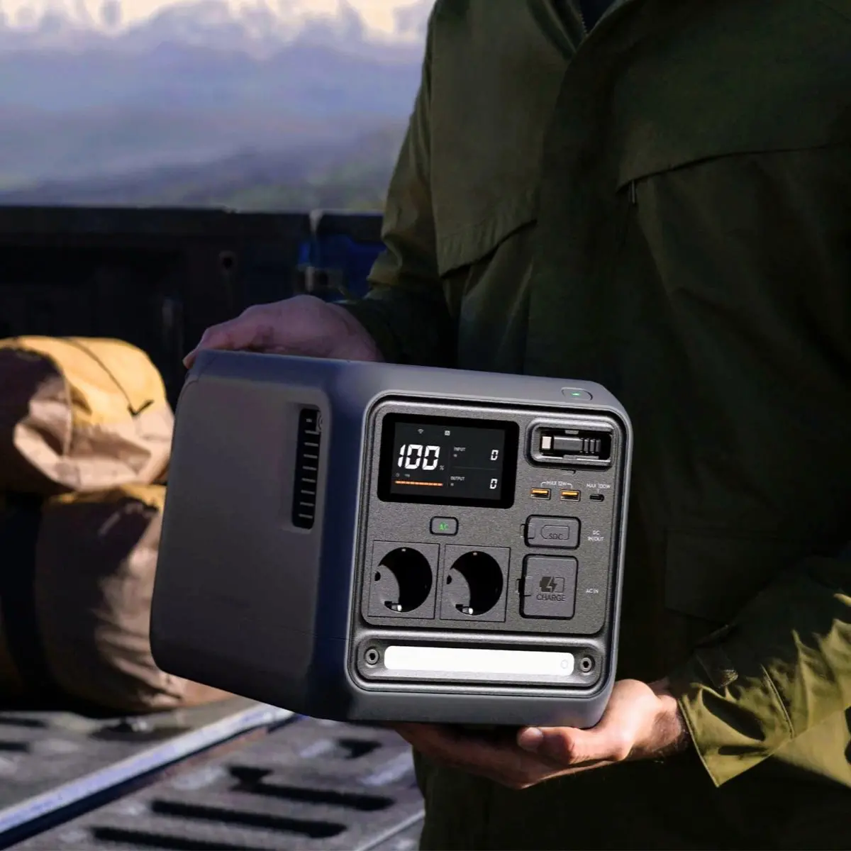 Tragbare DJI Power 1000 mini wird gehalten