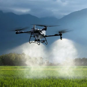 Dji Agras T70P mit Sprühmodul im Flug während Ausbringung Pflanzenschutzmittel KV