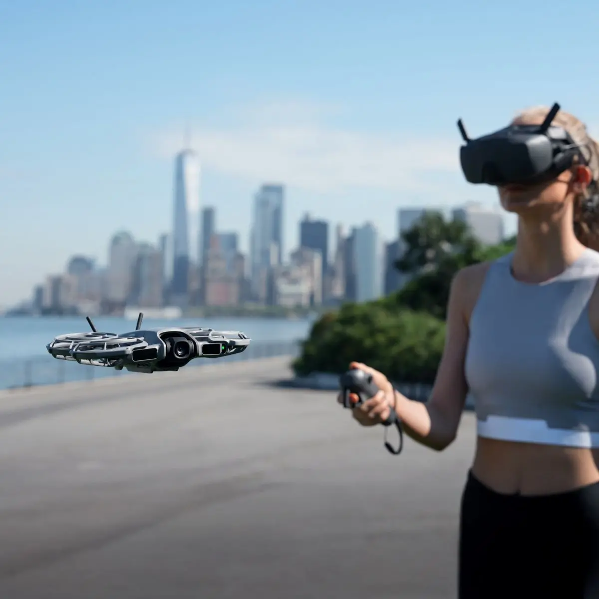 DJI Neo 2 wird von Frau mit Goggles und Motion Stick gesteuert