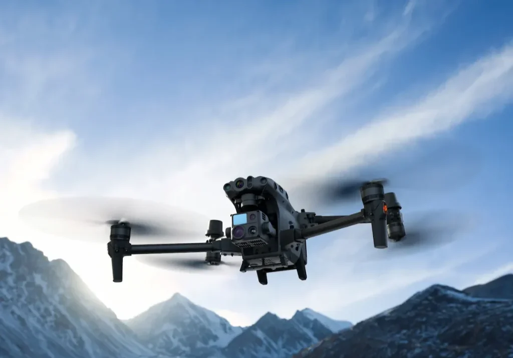 Drohne DJI Matrice M30T analysiert Gletscher